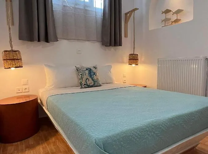 White In Naxos Town شقة